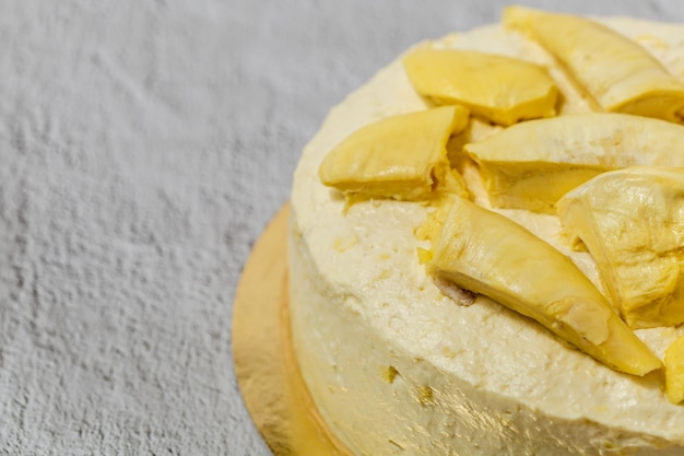 베이커리 음식과 식사 개념을 위한 회색 배경의 두리안 케이크