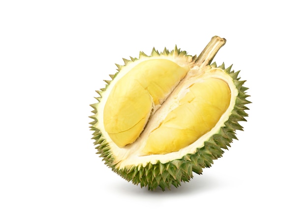 Frutta durian tagliata a metà isolata su superficie bianca