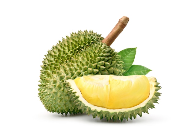 Durian fruit met plakjes en bladeren geïsoleerd op een witte ondergrond