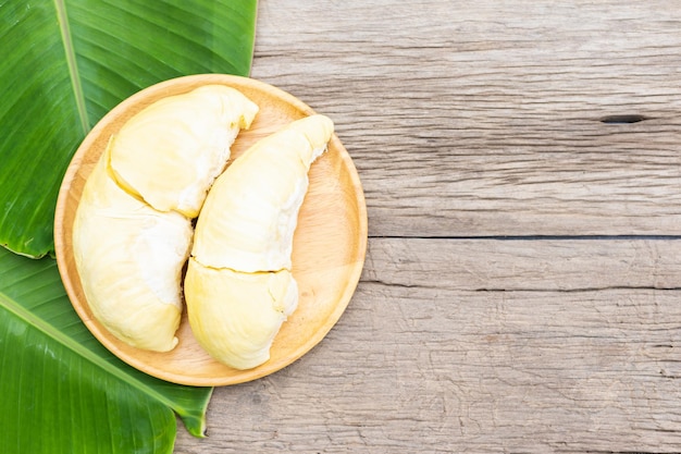Durian fruit op houten schotel op houten tafel met kopieerruimte
