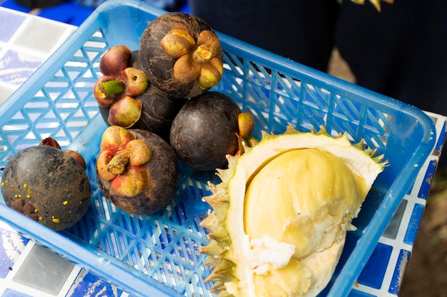 Durian-fruitpeeling en mangosteen voor mensen eten in fruitbuffetfestival in de winkel op het platteland tussen Chanthaburi en Rayong Thailand