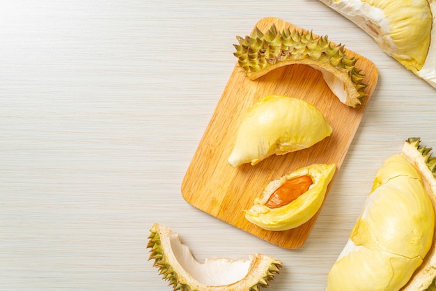 Durian gerijpt en vers, durian schil op houten plank
