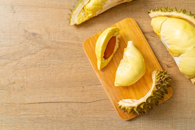 Durian gerijpt en vers, durian schil op houten plank