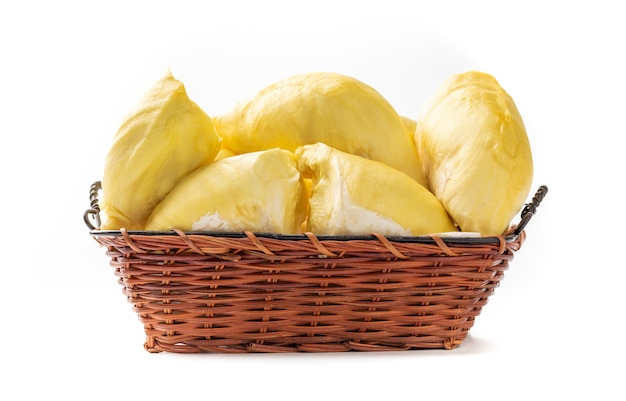 Durian heerlijk thais fruit in mand die op witte achtergrond wordt geïsoleerd