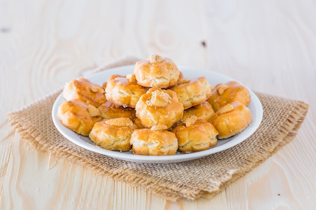 Durian-koekjes op witte plaat