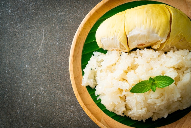 Durian plakkerige rijst op bord