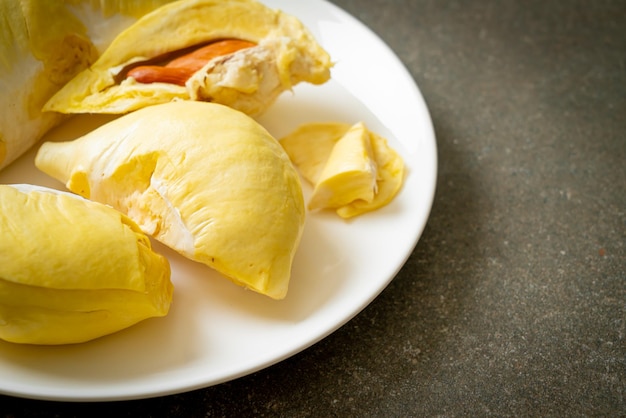 Durian stagionato e fresco, buccia di durian sul piatto bianco
