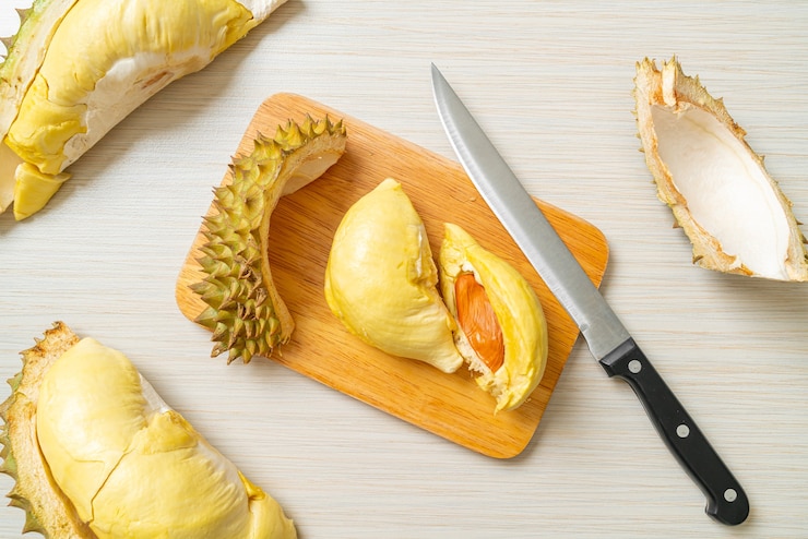 Photo durian riped and fresh ,durian peel on wooden board