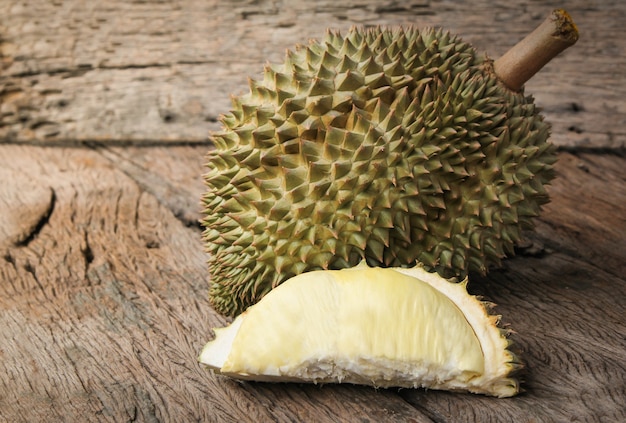 Durian stagionato e fresco