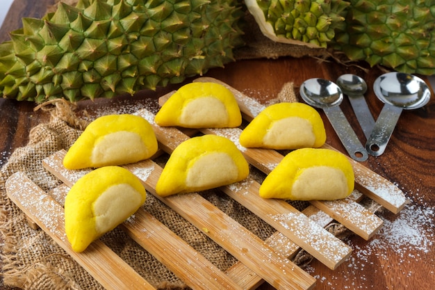 Foto biscotti all'uovo durian e salati con biscotti croccanti a forma di durian