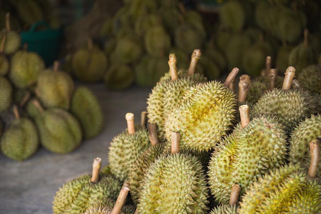 Durian tropisch fruit op textuurachtergrond voor verkoop in de fruitmarkt op de zomer