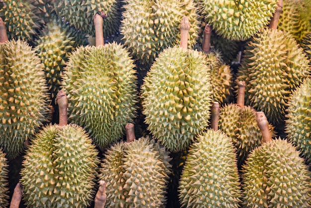 Durian tropisch fruit op textuurachtergrond voor verkoop in de fruitmarkt