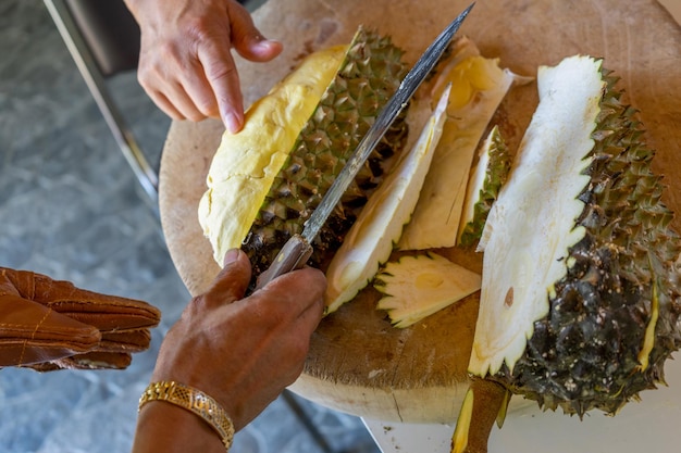 Durian-verkopers laten zien hoe u informatie en details aan het publiek kunt openen en uitleggen