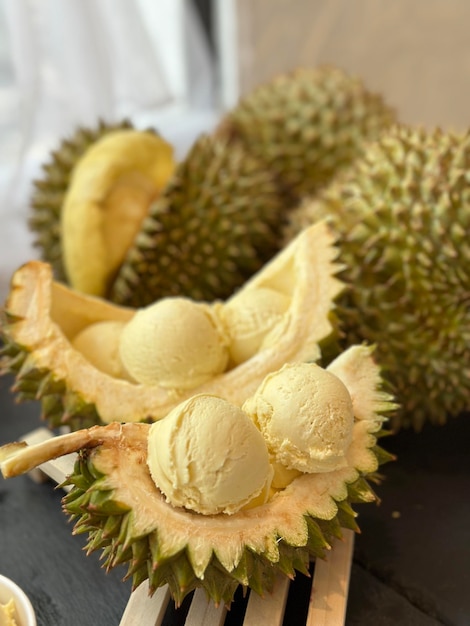 Foto un durian con una parte superiore bianca e una parte superiore gialla.