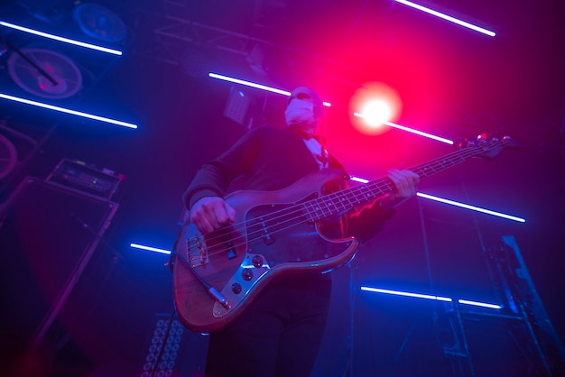 Foto durante il coronavirus covid19 il musicista suona una maschera