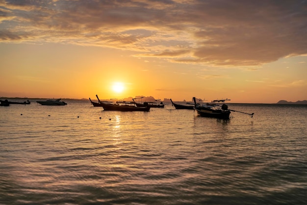 Durante l'ora del tramonto nuvole molto belle e luce del sole con la sagoma di una barca a coda lunga