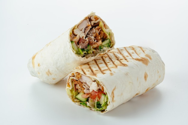 Durum doner kebap изолированный на белом