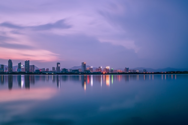 夕暮れ時には、湖は街の夜景を反映しています