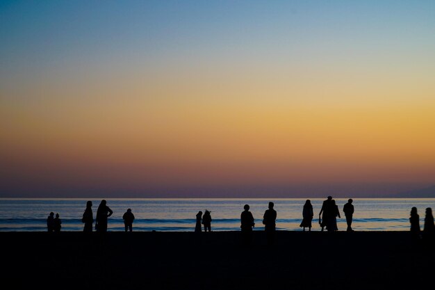 Photo dusk and the people of the silhouette of kamakura coast