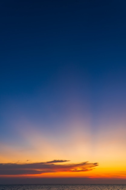 Photo dusk sky vertical with colorful sunlight in the evening