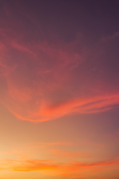 夕方にはカラフルな日光と夕暮れの空