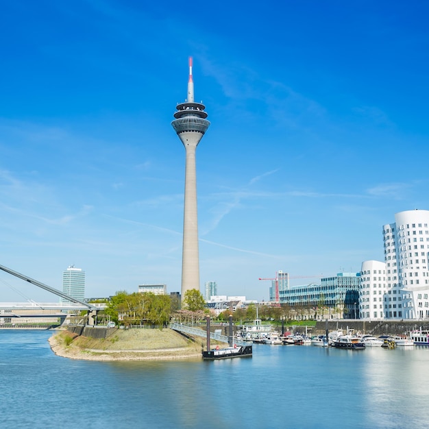 Düsseldorf met Rheinturm toren