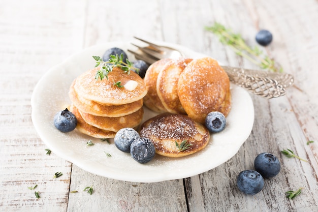 Голландские мини-блины под названием poffertjes