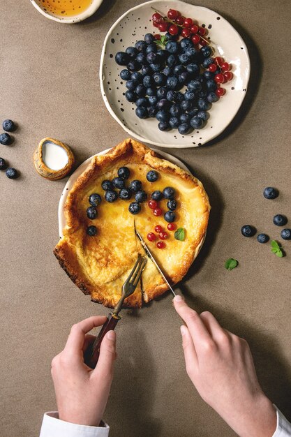 Frittella olandese con frutti di bosco