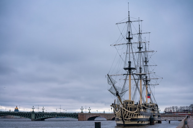 Photo dutchman ship stands near saint petersburg