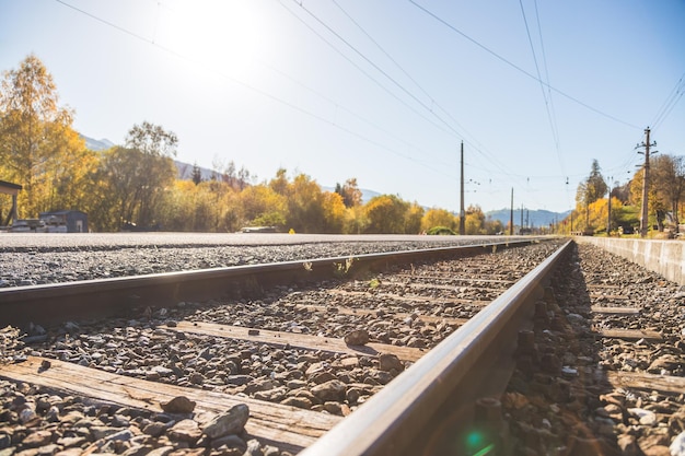 Duurzaam reizen met de trein Spoorlijn en kleurrijk idyllisch landschap in de herfst