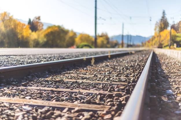 Duurzaam reizen met de trein Spoorlijn en kleurrijk idyllisch landschap in de herfst