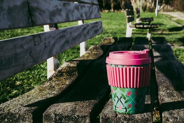 Foto duurzame bamboe koffiekop in het park. duurzaam afhaalkoffieconcept. mindful consumeren. milieubescherming. recycling.