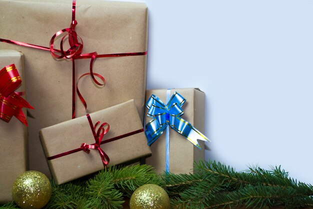Duurzame kerstcadeaudoos met blanco cadeaukaart kerst nul afval een doos in bruin papier gebonden met ...