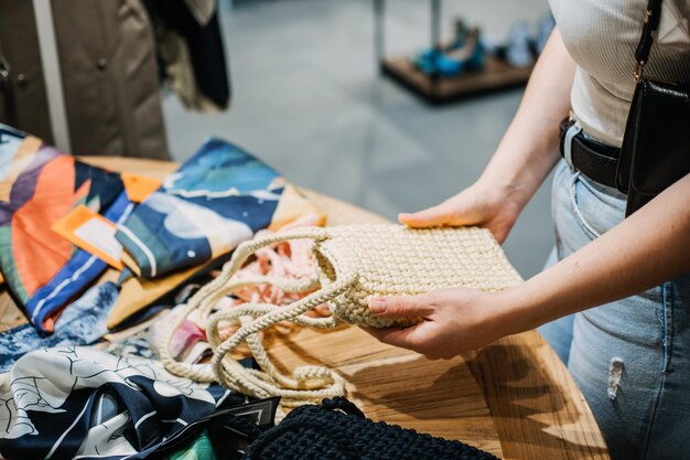 Foto duurzame mode moderne latina jonge vrouw kiest handgemaakte gebreide handtas in milieuvriendelijk