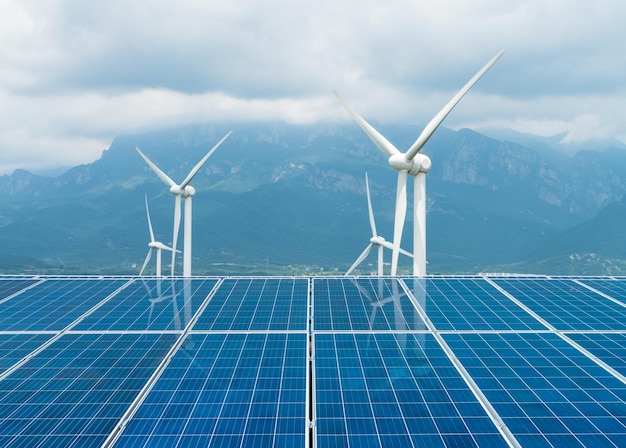 Duurzame schone energie zonnepaneel en windturbines close-up