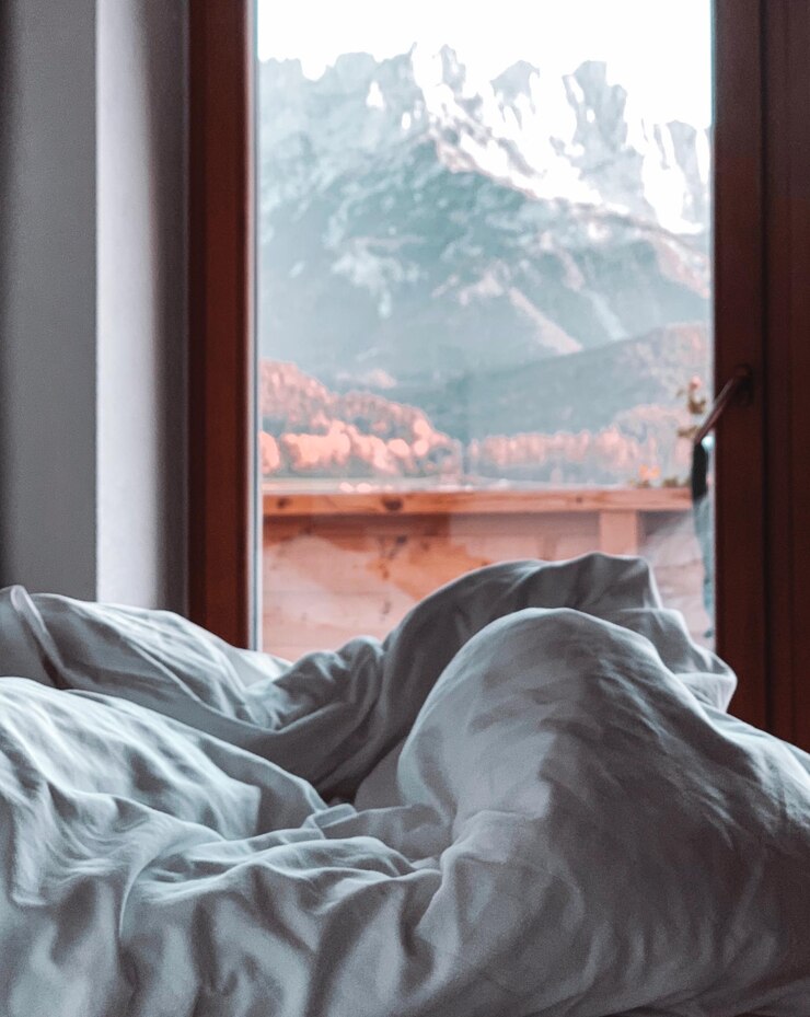 Photo duvet against window in bedroom home
