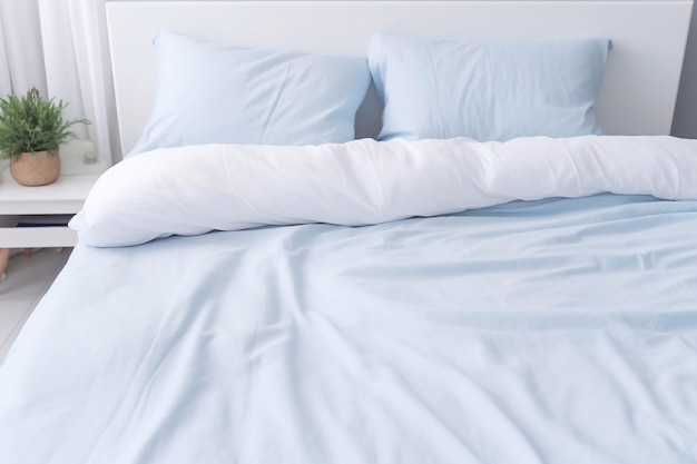 青いソファに白いベッドリネン ベッドとベッドレット付きのベッドルーム