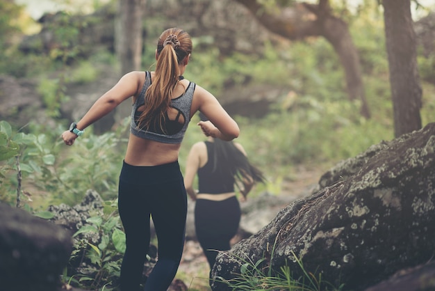 Foto dinamica corsa in salita su pista atleta femminile corridore vista dall'alto