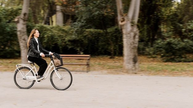 写真 公園でダイナミックな女性と自転車