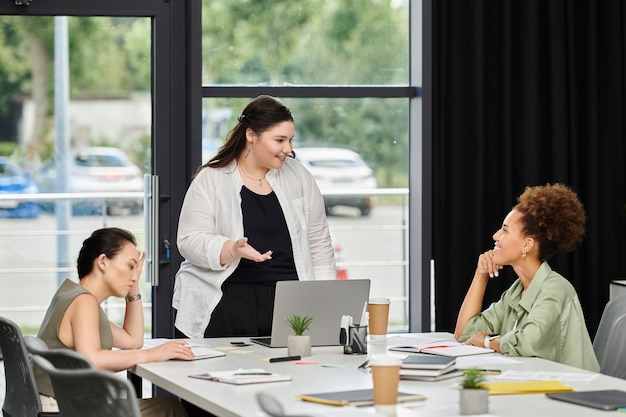 Dynamische discussie tussen professionele vrouwen in een moderne kantooromgeving tijdens een teamvergadering