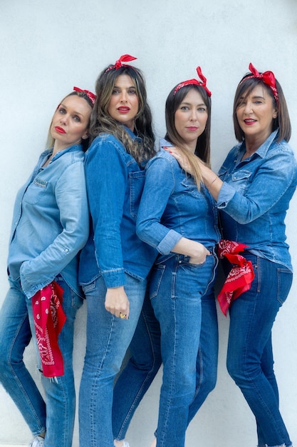 Dynamische vrouwen in denim staan samen met zelfvertrouwen kopieer ruimte