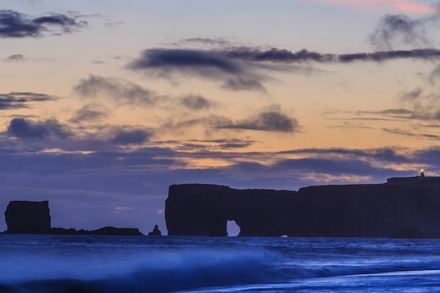 Dyrhlaey Lighthouse tijdens een winterstorm voor de IJslandse kust