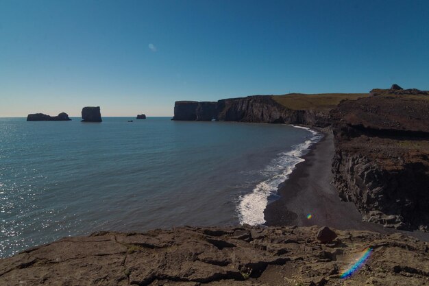 Dyrholaey strand op zonnige dag landschapsfoto