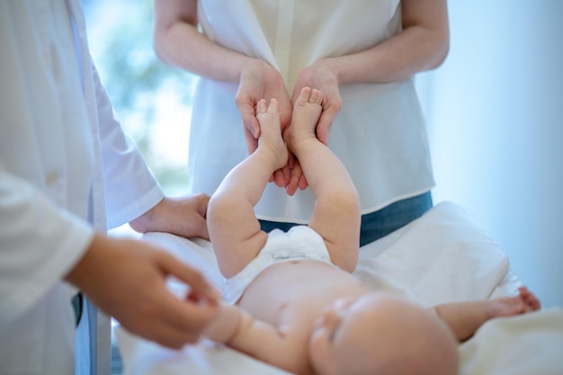 Dysplasie. Chirurg die de ledematen van de baby controleert en verplaatst