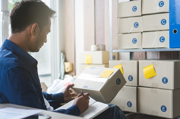 Concetto di business e-commerce. vista posteriore del controllo del proprietario dell'azienda ordinato dal cliente