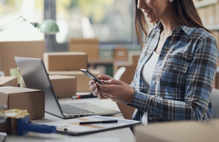 Foto e-commerce-specialist met behulp van een smartphone