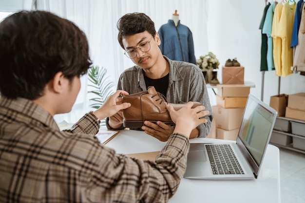 E-commerce team samen te werken in een kledingwinkel