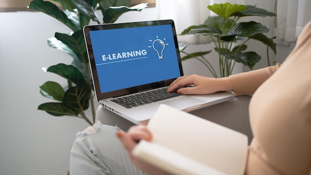 E learning studente ragazza online formazione a casa apprendimento educazione studiando esaminando tutor videoconferenza tramite webcam concetto ecoaching