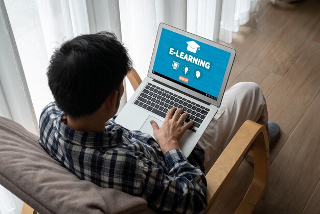 Foto e-learning website met moderne software voor studenten om op internet te studeren