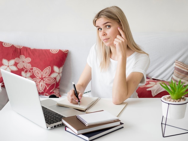 E-learning woman thinking gesture